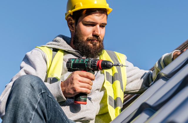 67cbbf999edb7468374e2c1c_man-working-roof-front-view